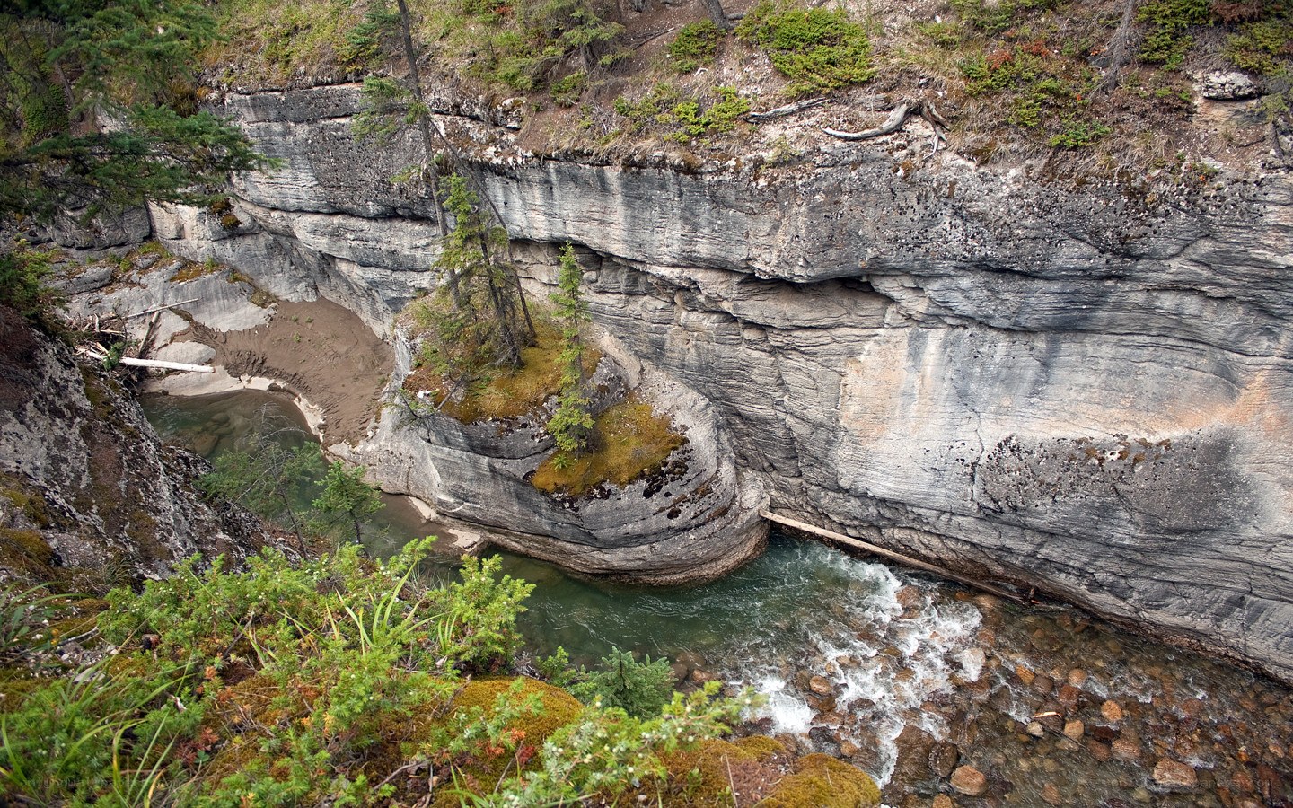 river flowing through a canyon