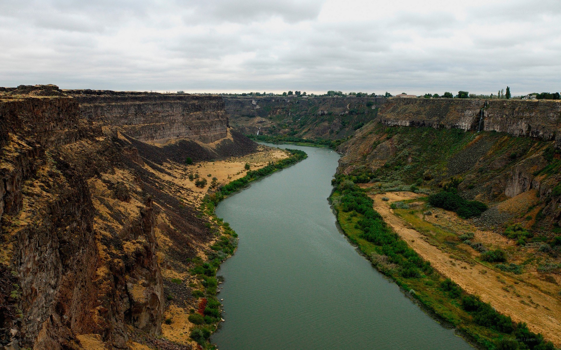 river flowing through a canyon