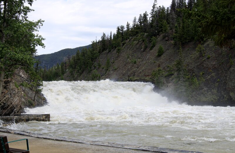 River Rapids in Canyon — Green, Dramatic
