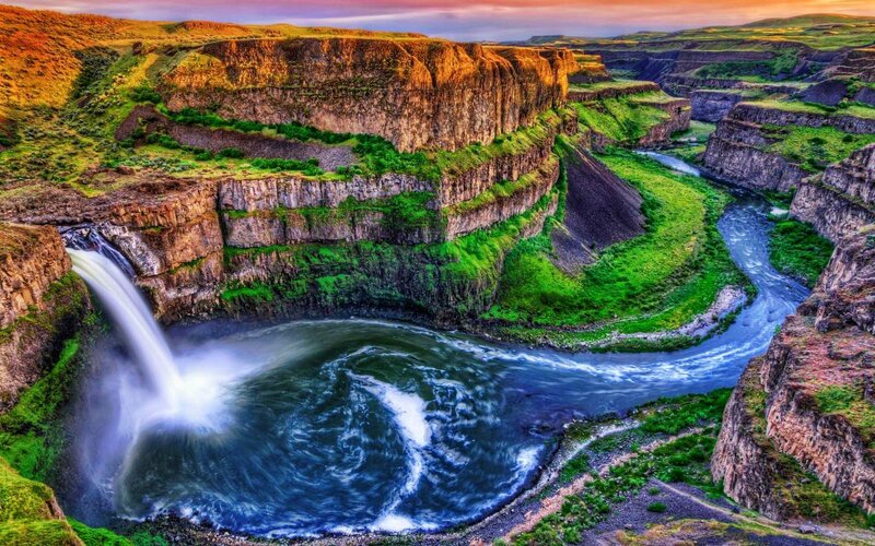 River Waterfall Canyon — Green
