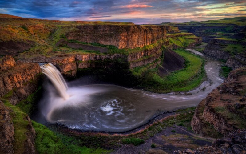 River Waterfall in Canyon — Green, Dramatic