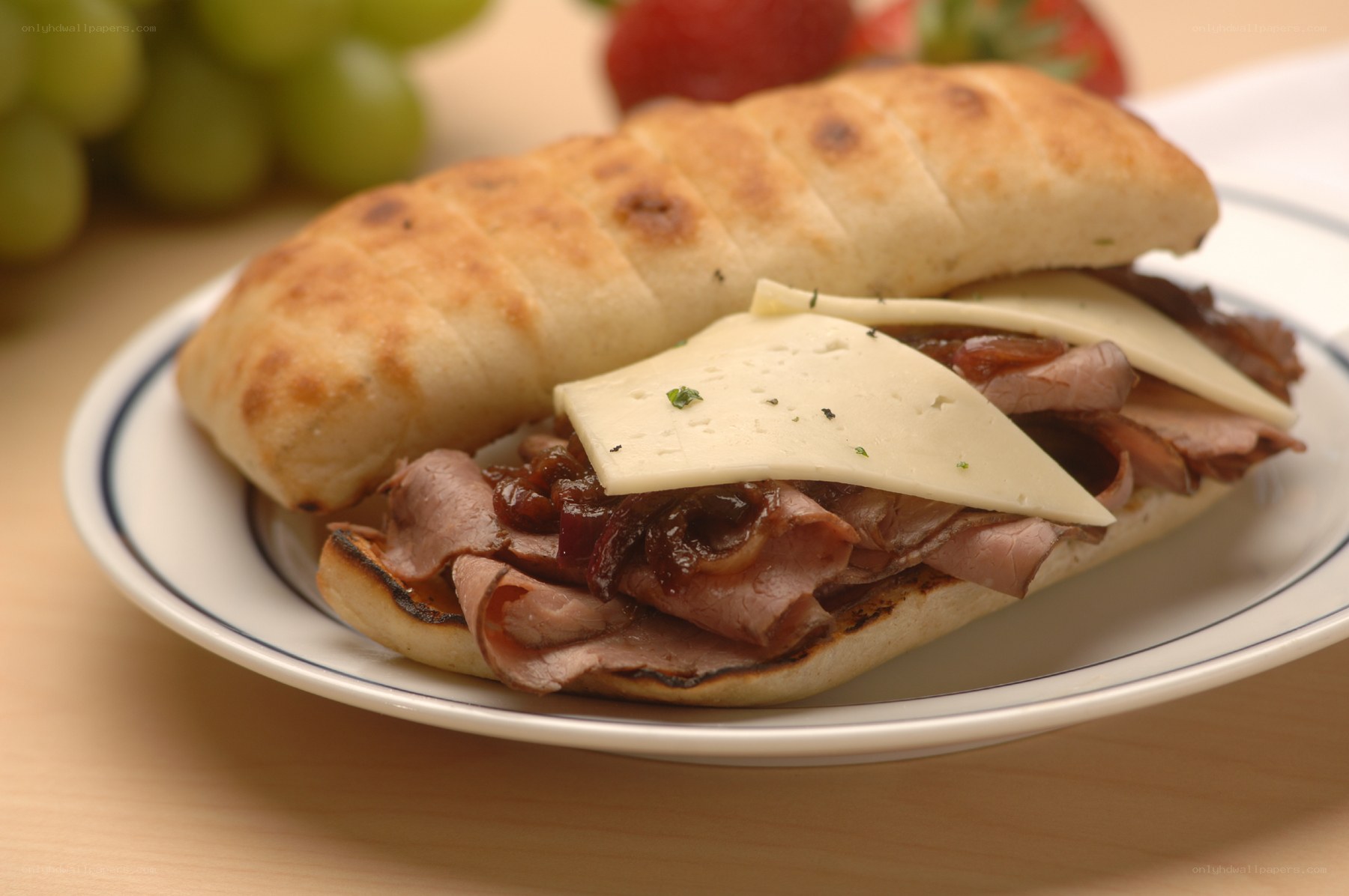 Roast beef sandwich with cheese