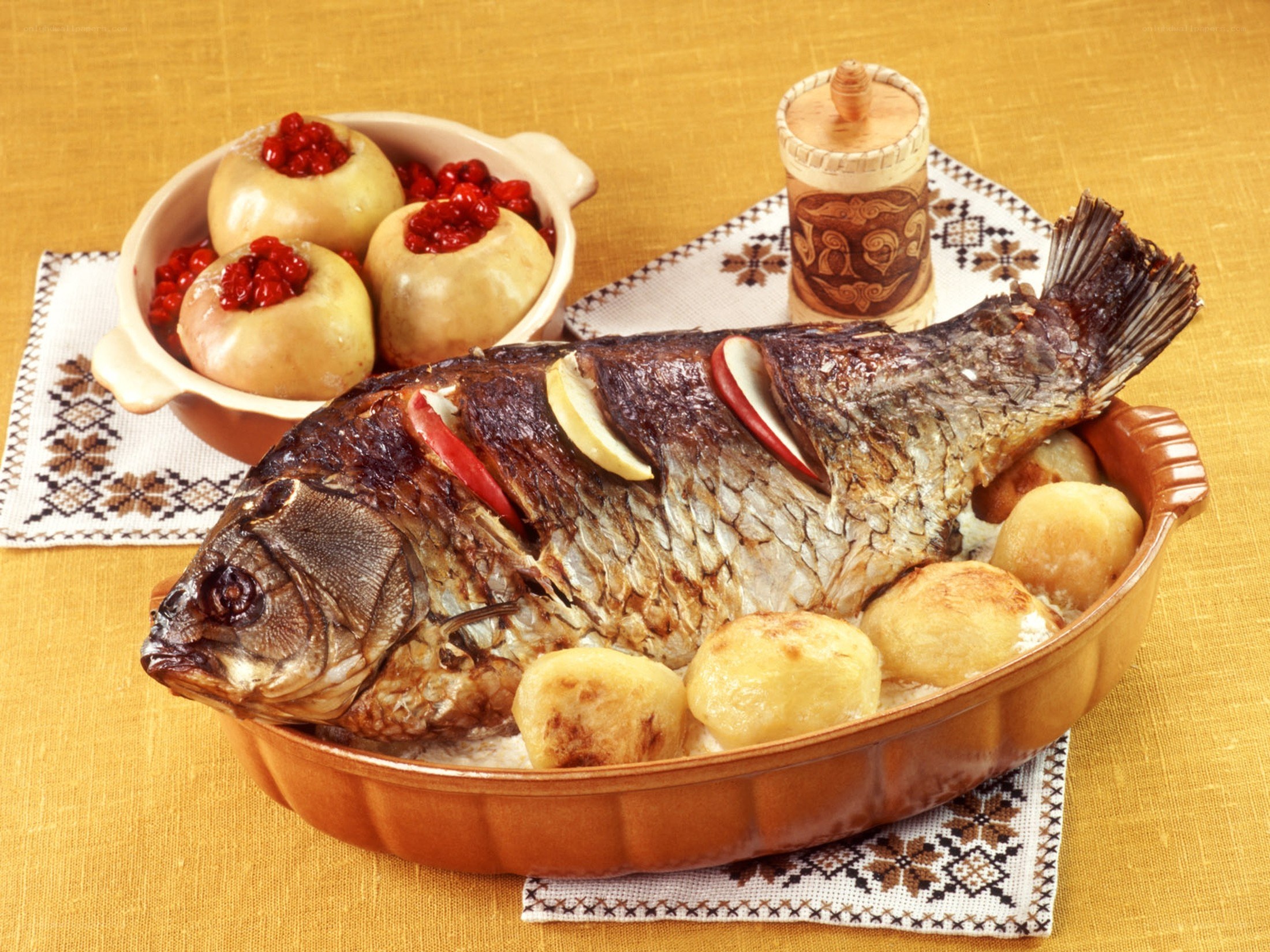 Roasted fish with potatoes and apples
