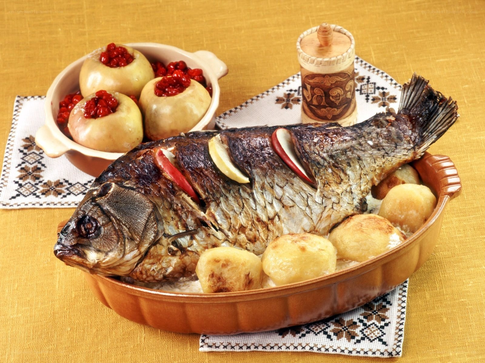 Roasted fish with potatoes and apples