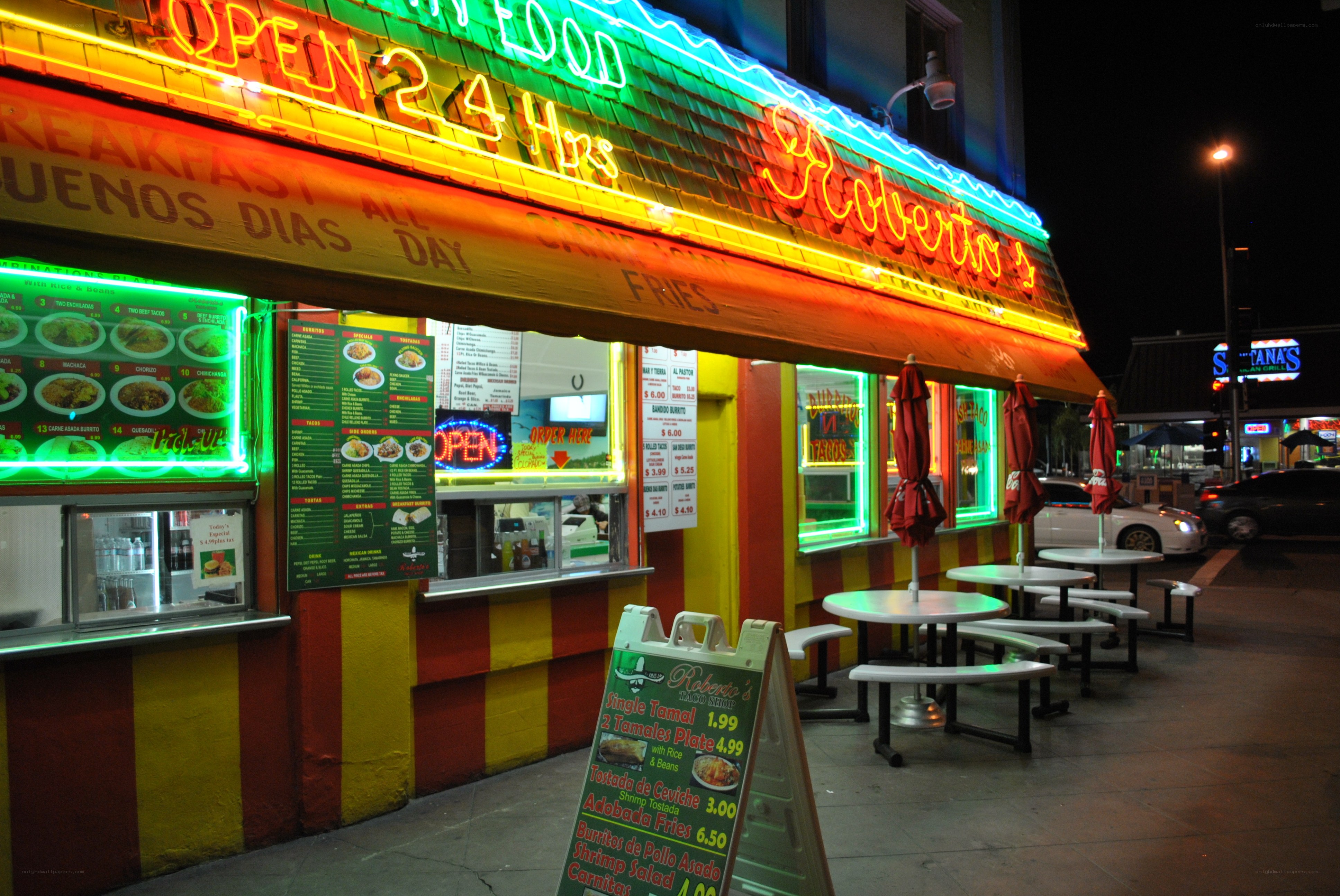 Roberto's Mexican Restaurant at night
