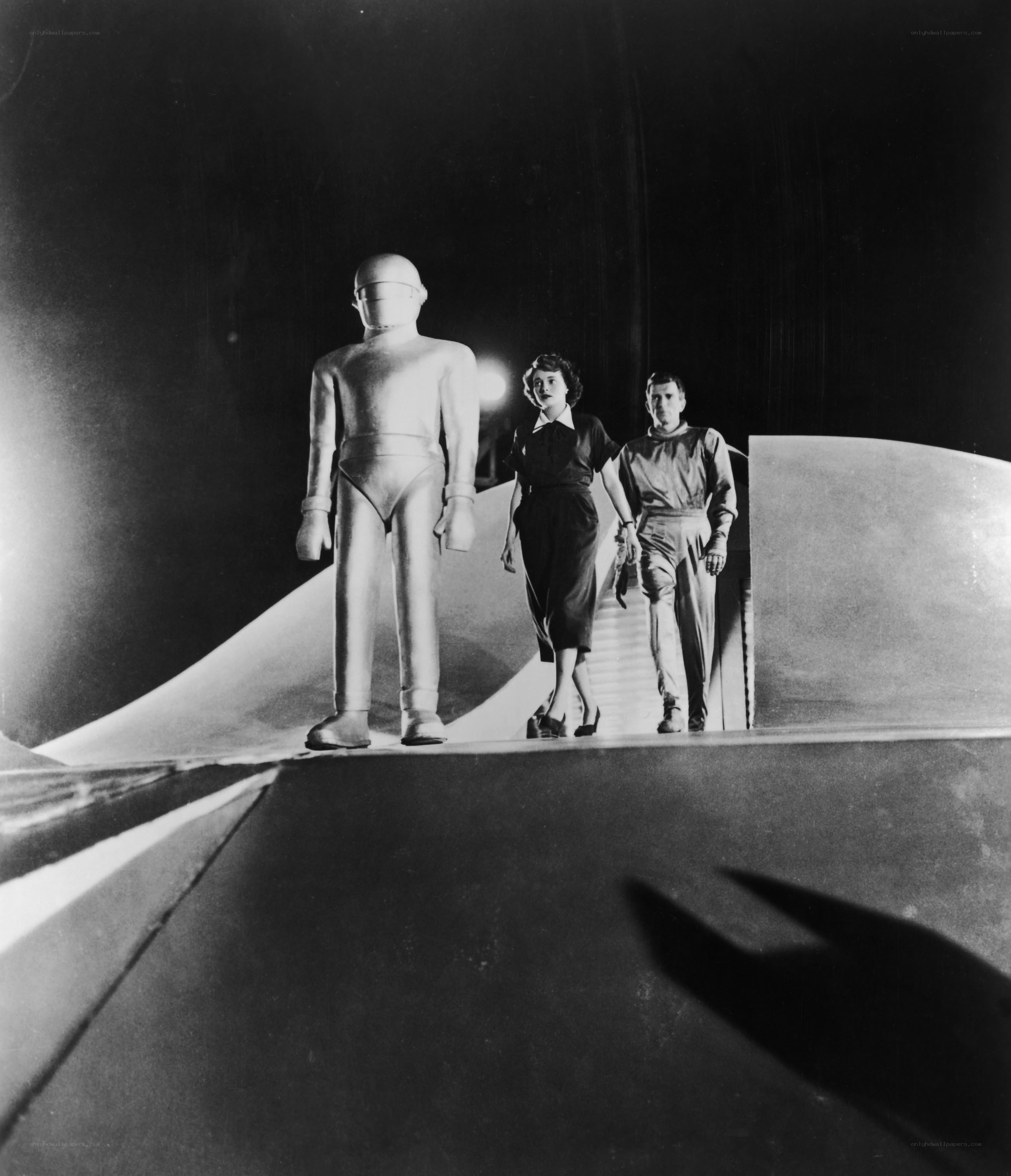 Robot and humans in futuristic setting