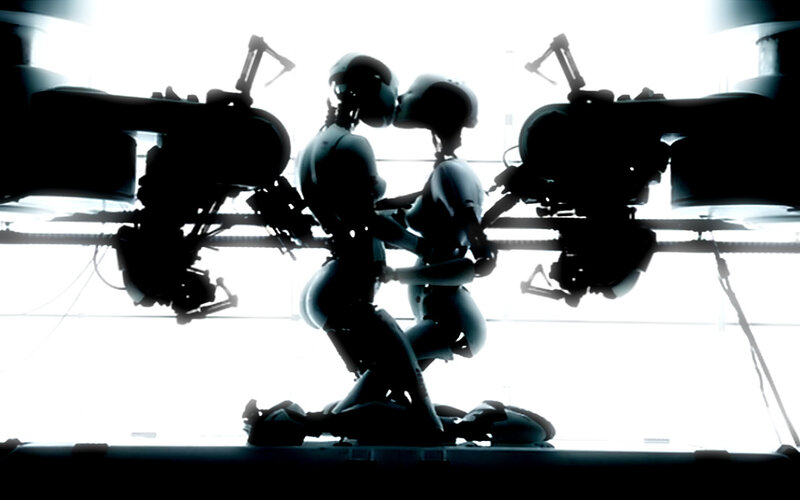 robot couple kissing
