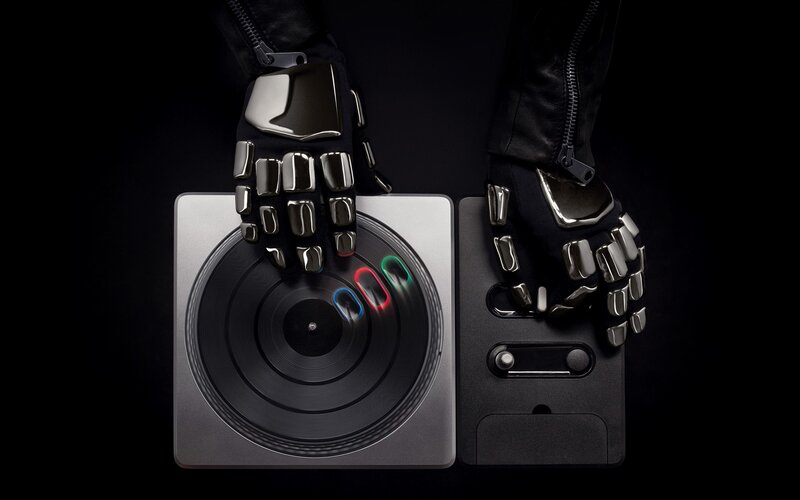 robot hands on turntable