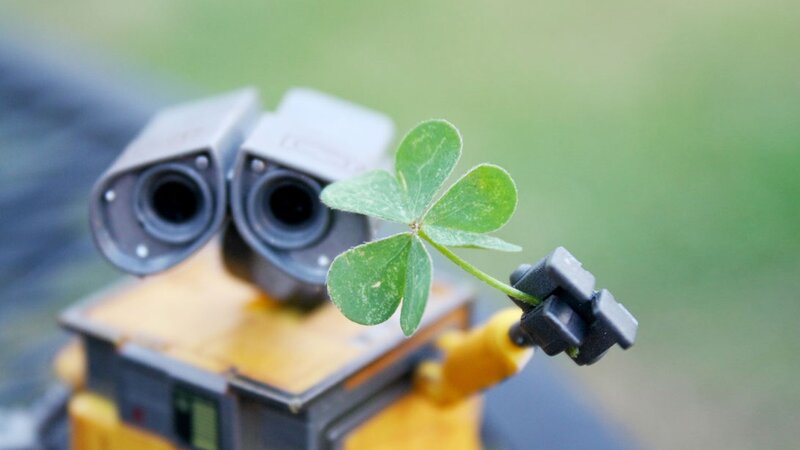 Robot Holding Clover — Green