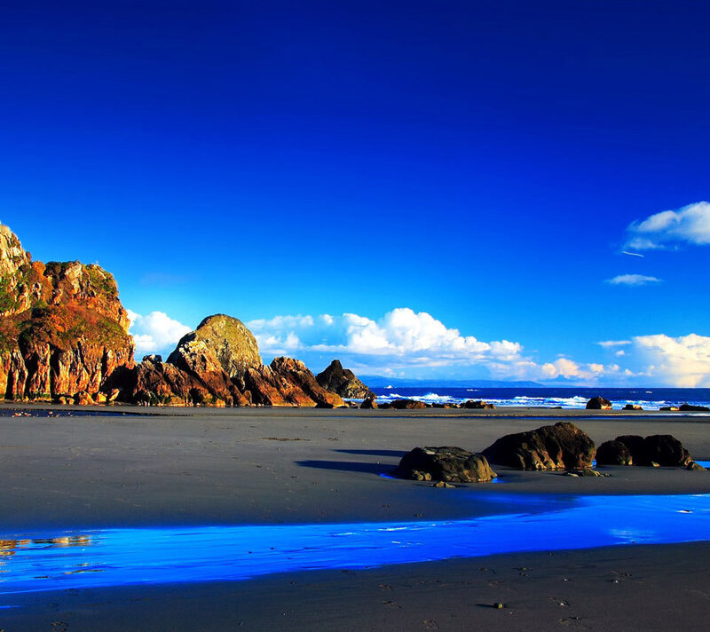 Rocky Beach at Low Tide — Blue