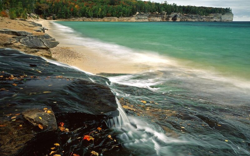Rocky Beach Waterfall — Green