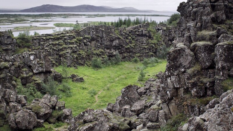 Rocky Canyon with Lake — Green