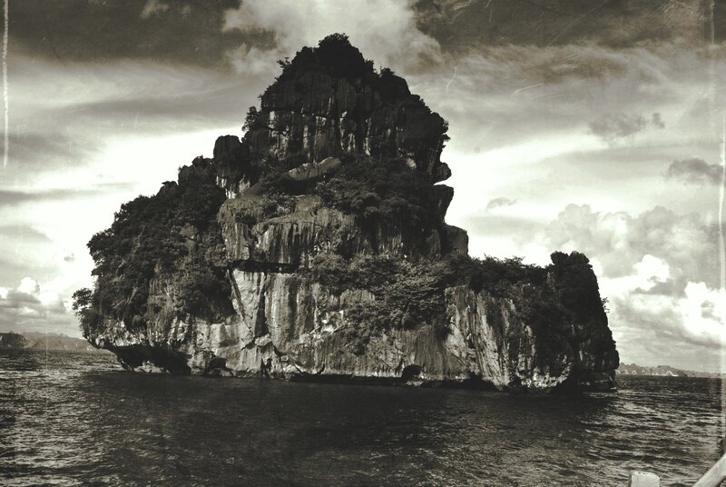 Rocky Island in Water — Black