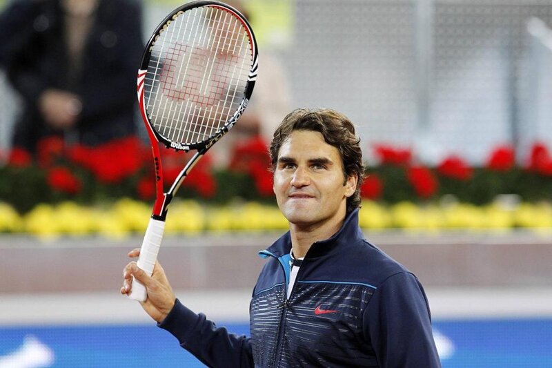 Roger Federer holding tennis racket