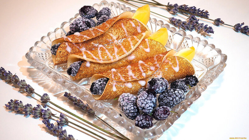 Rolled Crepes with Berries — White