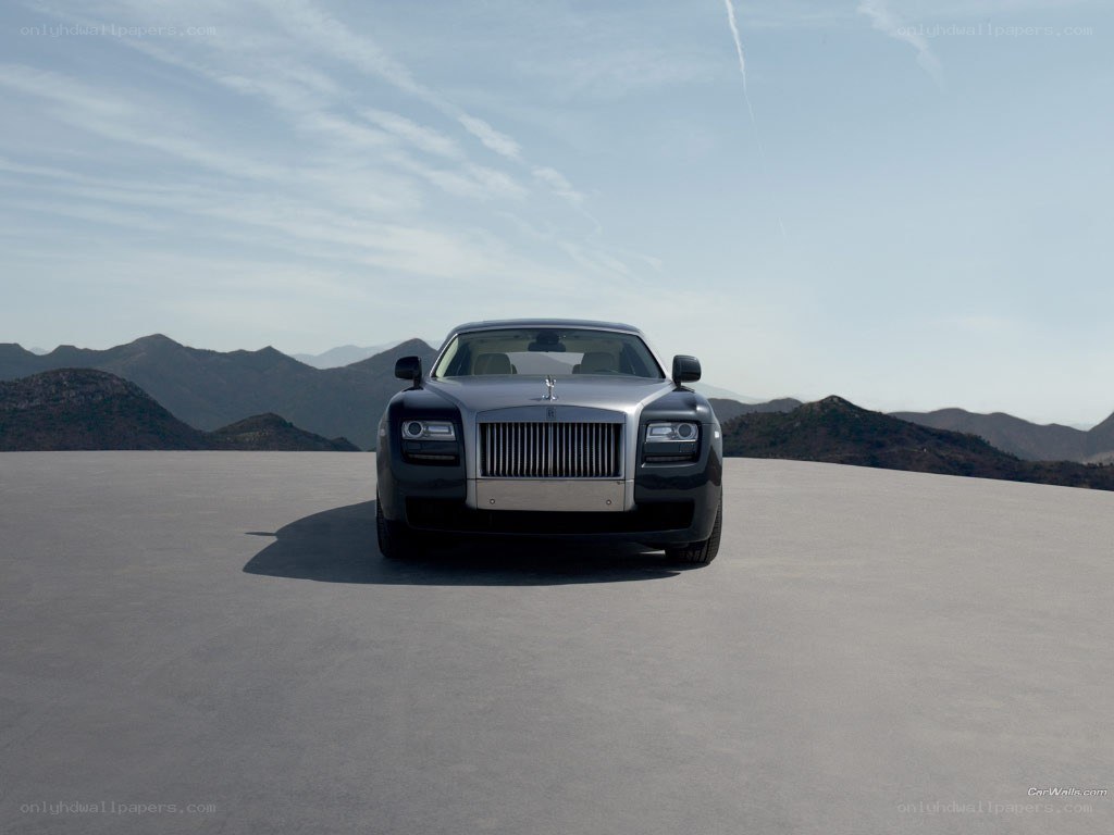 Rolls-Royce Ghost in desert