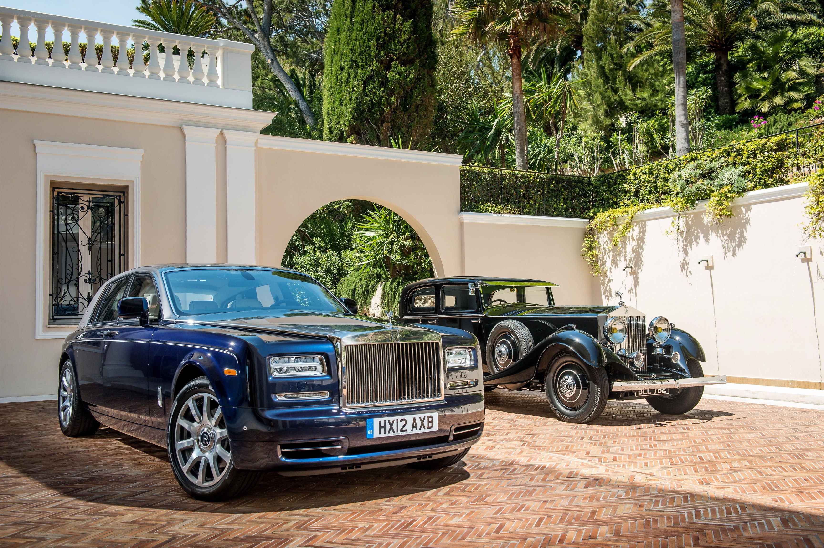 Rolls-Royce Phantom and vintage car