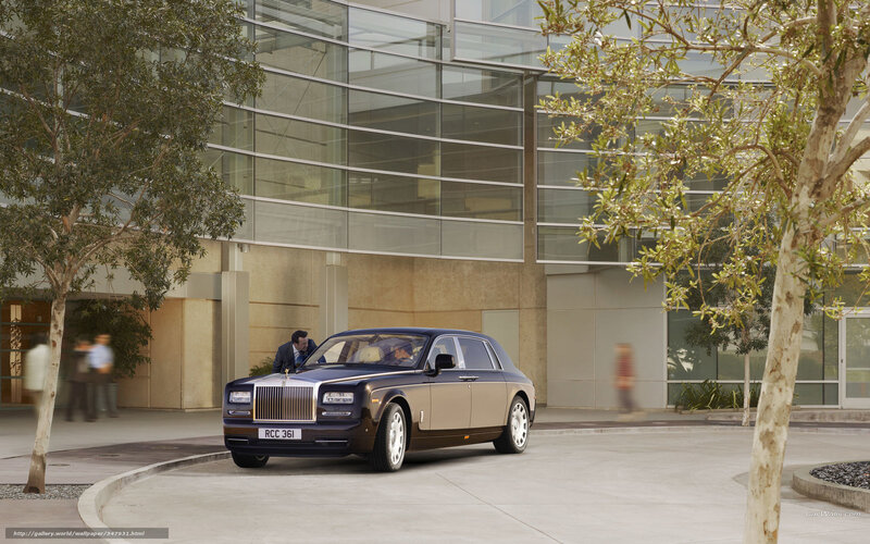 Rolls-Royce Phantom at modern building