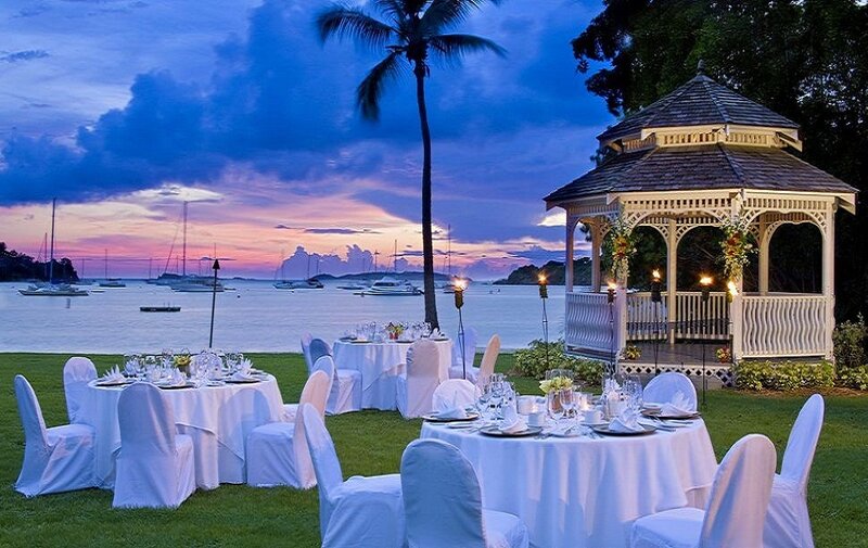 Romantic beachside dinner setup