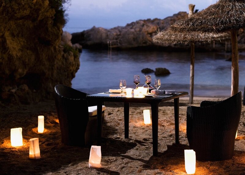 Romantic Dinner Table — Black