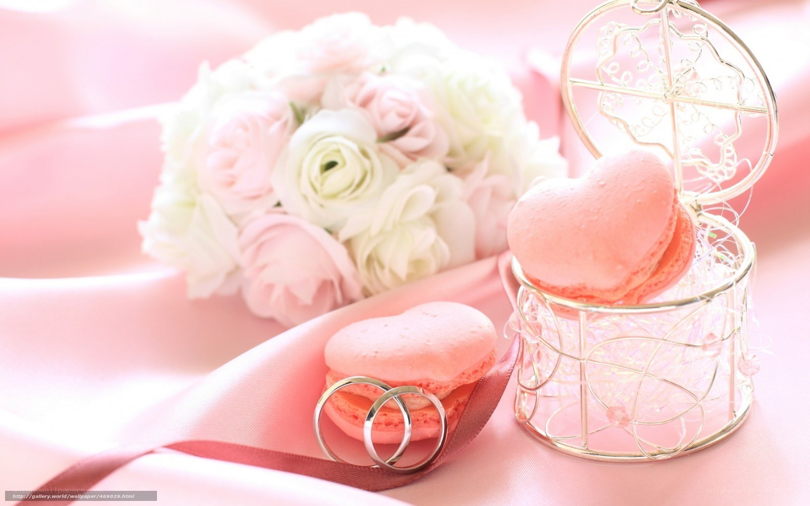 Romantic wedding macarons and flowers