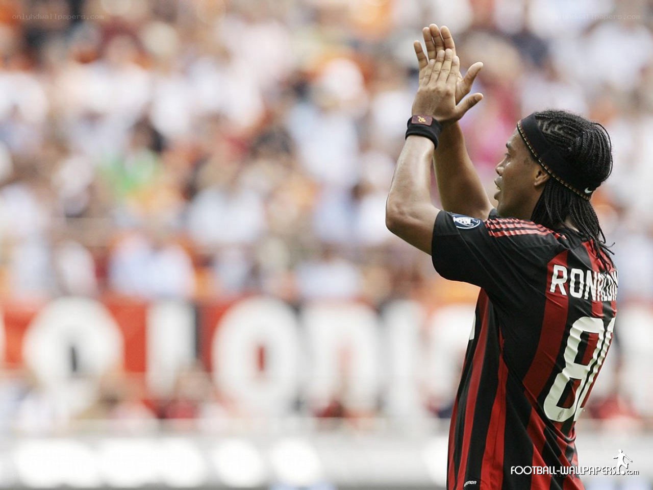Ronaldinho clapping for fans