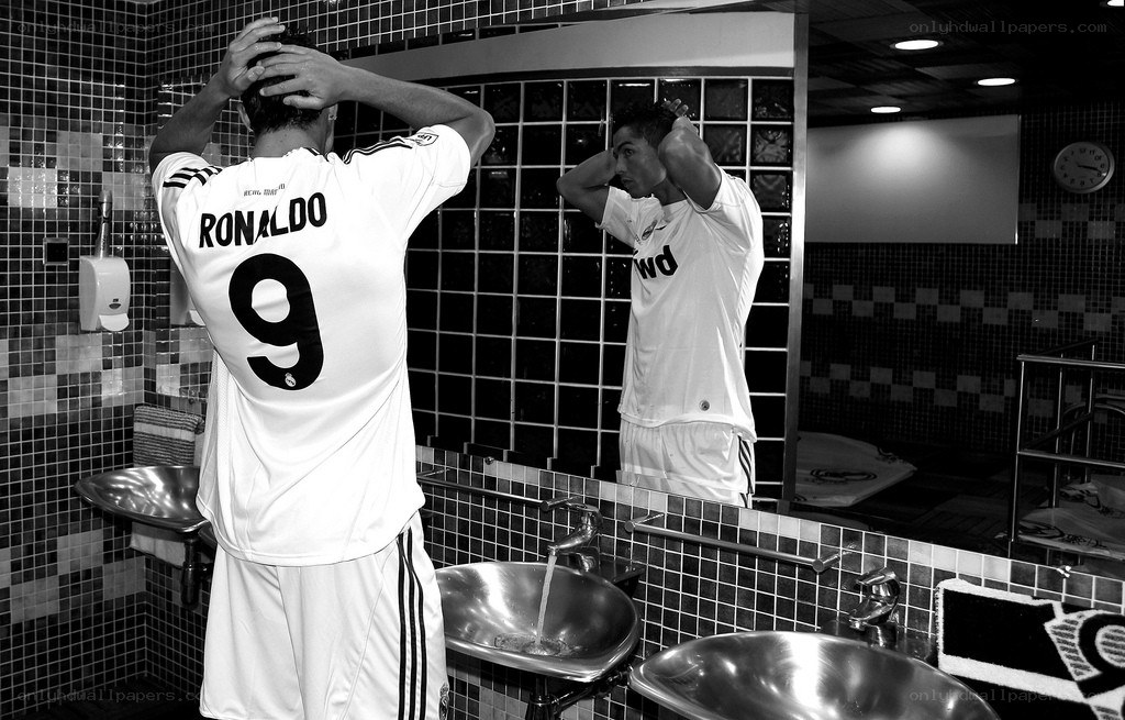 Ronaldo in locker room