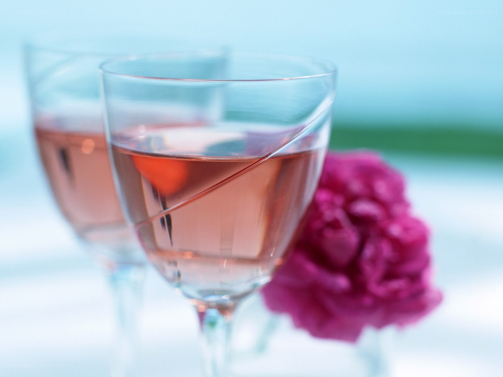 Rosé wine glasses with flower