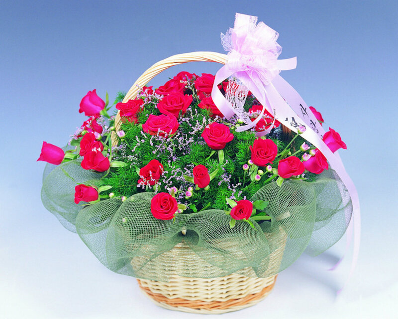 Rose Bouquet in Basket — Red, Festive
