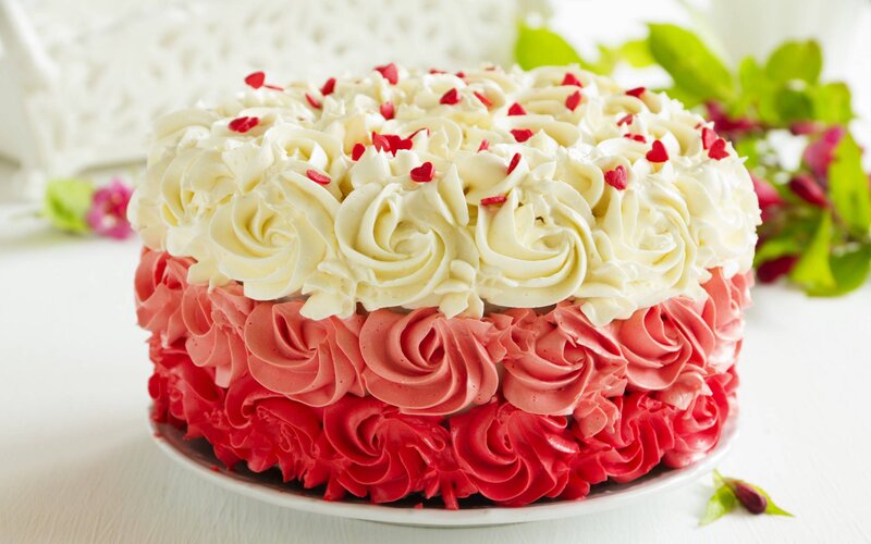 Rose-decorated Cake — White
