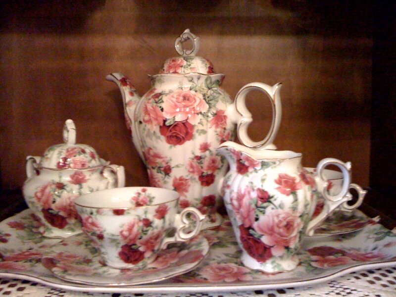 Rose-patterned Tea Set