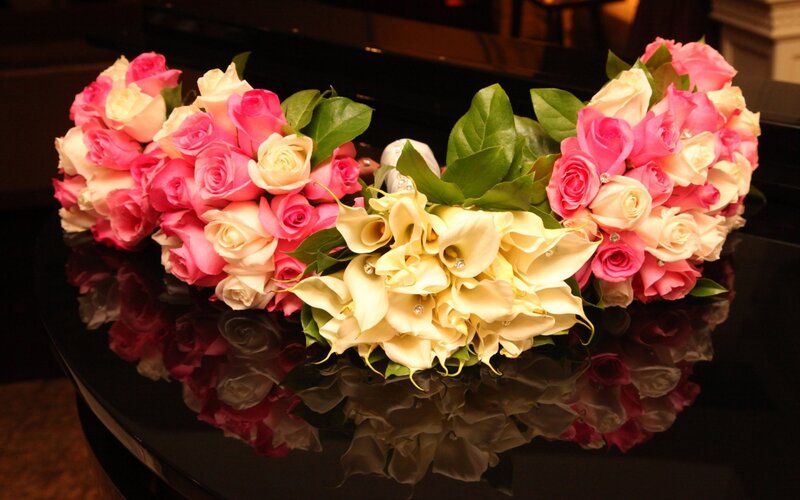 roses and calla lilies bouquet