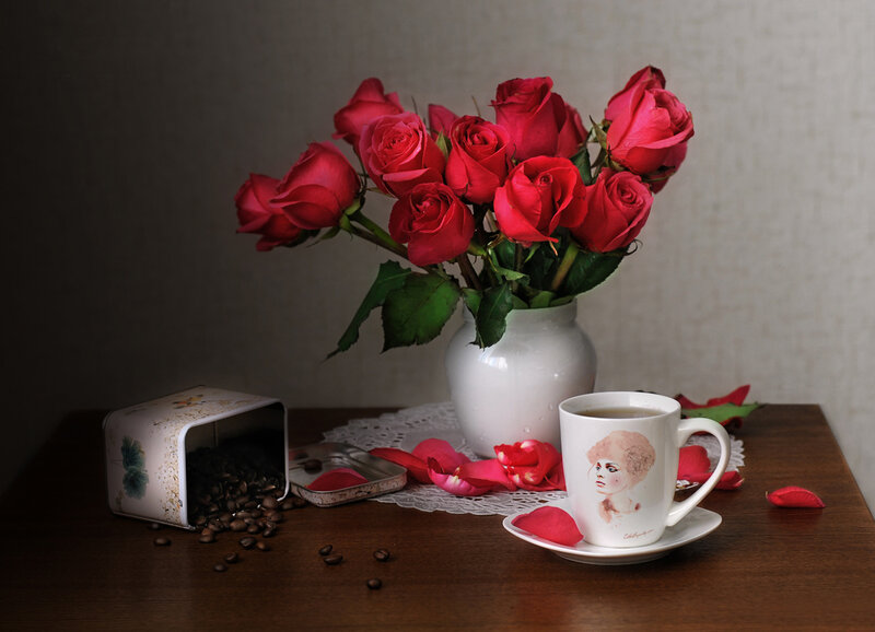 Roses and Coffee Cup — Red, Serene