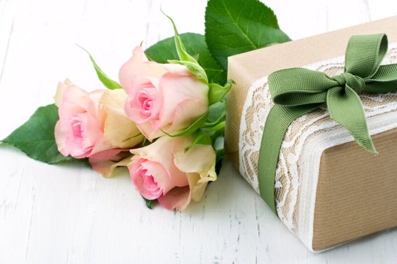 Roses and Gift Box — Pink, Calm