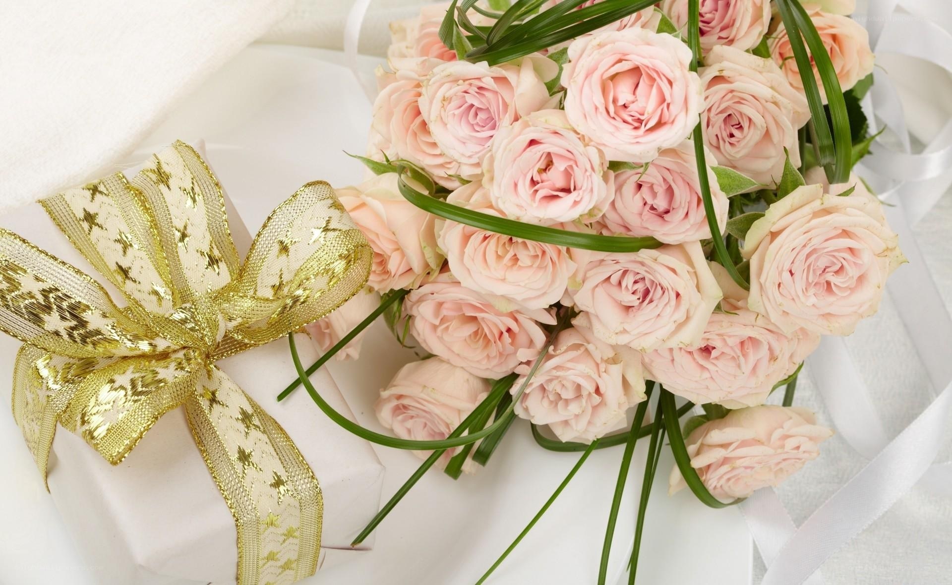 roses and gift box
