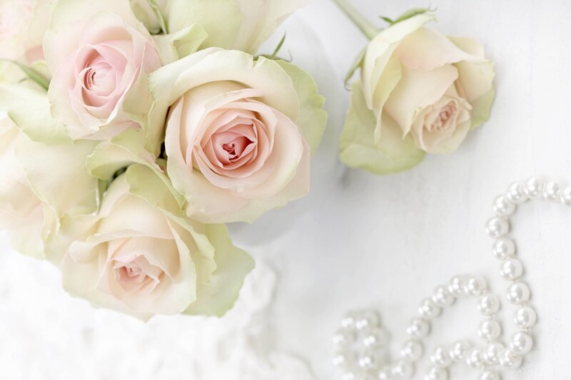 Roses and Pearl Necklace — White