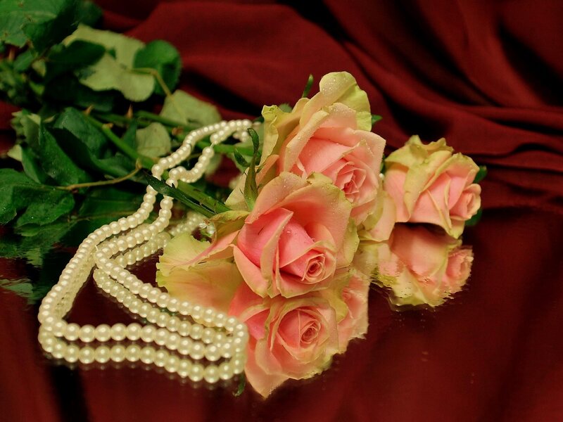 roses and pearls on red