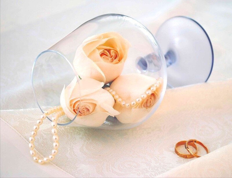 Roses and rings in a glass