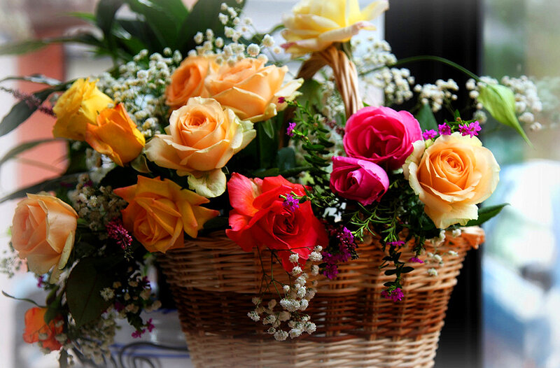 Roses in a Basket — Yellow