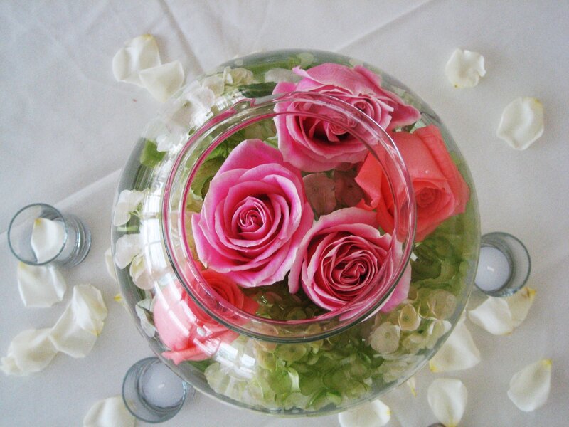 roses in a glass bowl