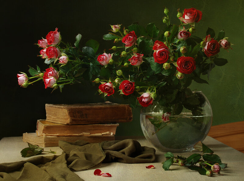 Roses in a Glass Vase — Red