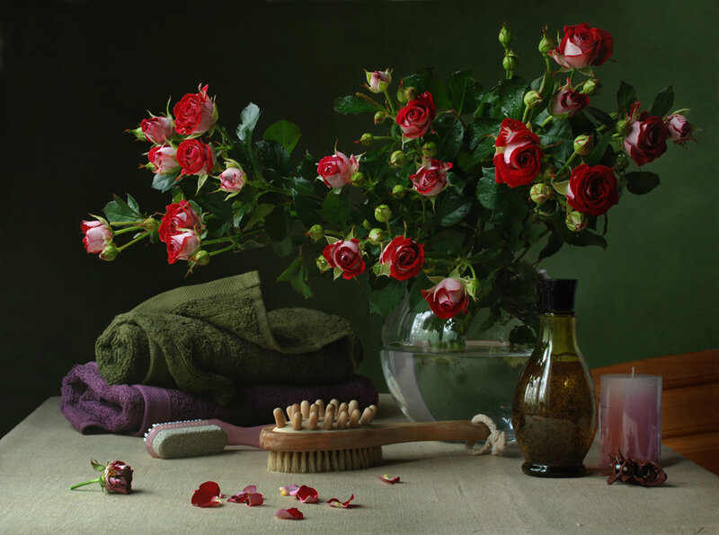 Roses in a Vase — Green, Calm