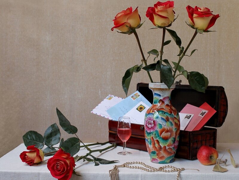 Roses in a Vase — Red, Calm, Photograph, Letters