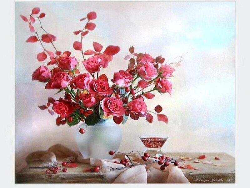 Roses in a Vase — Red, Serene