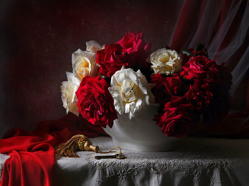 Roses in a White Vase — Red