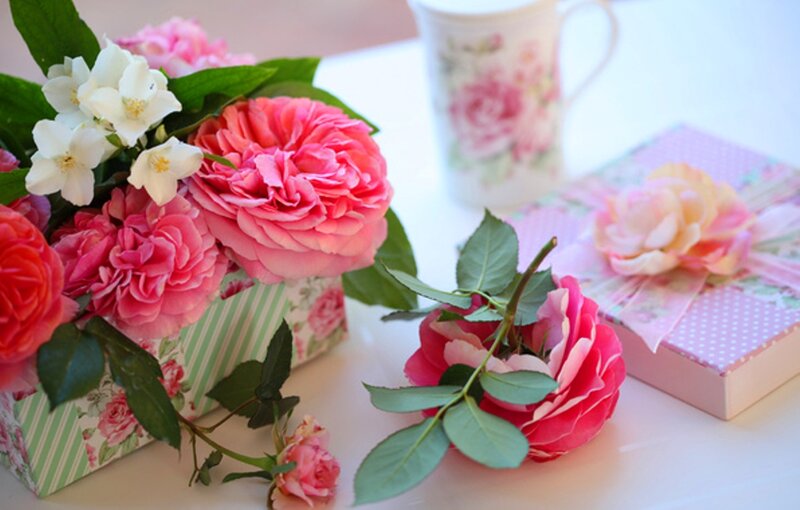 Roses in Gift Box — Pink