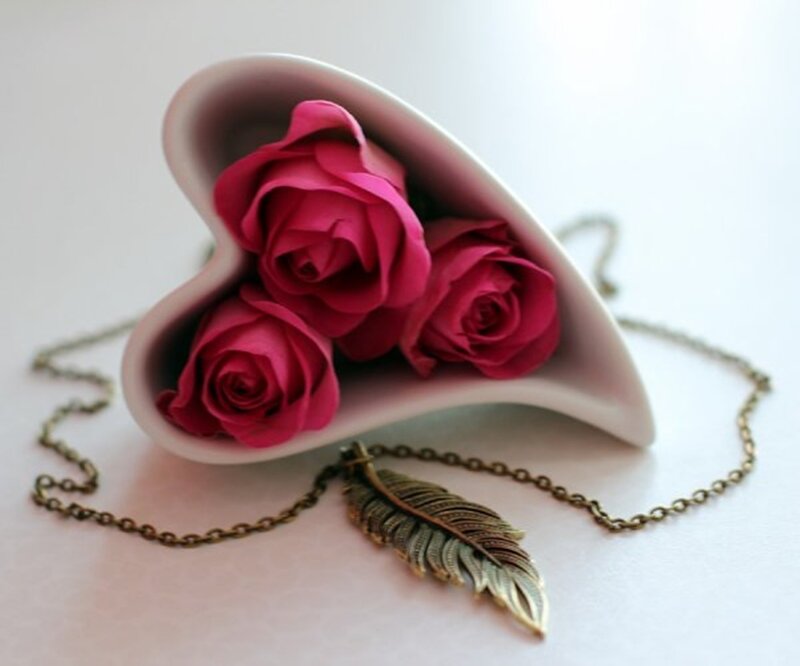 Roses in Heart-shaped Bowl — Pink