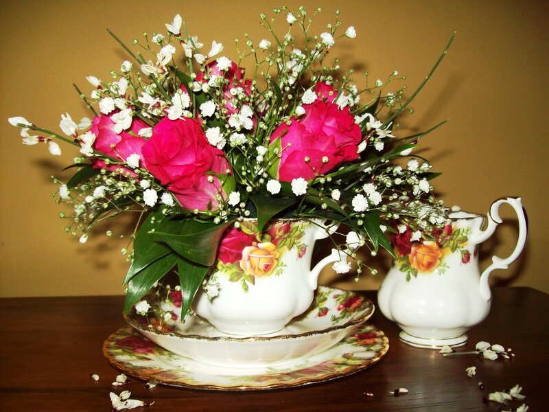 Roses in Teacup — White