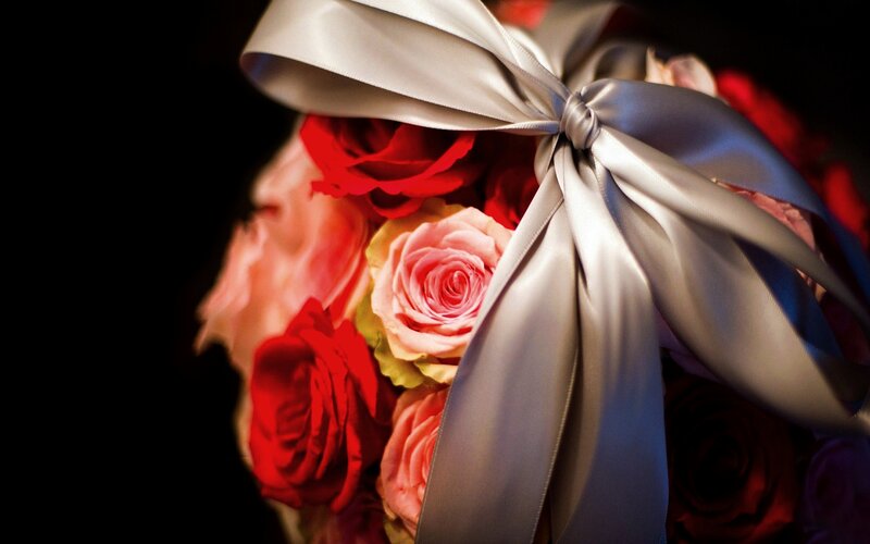Roses with Silver Bow — Red