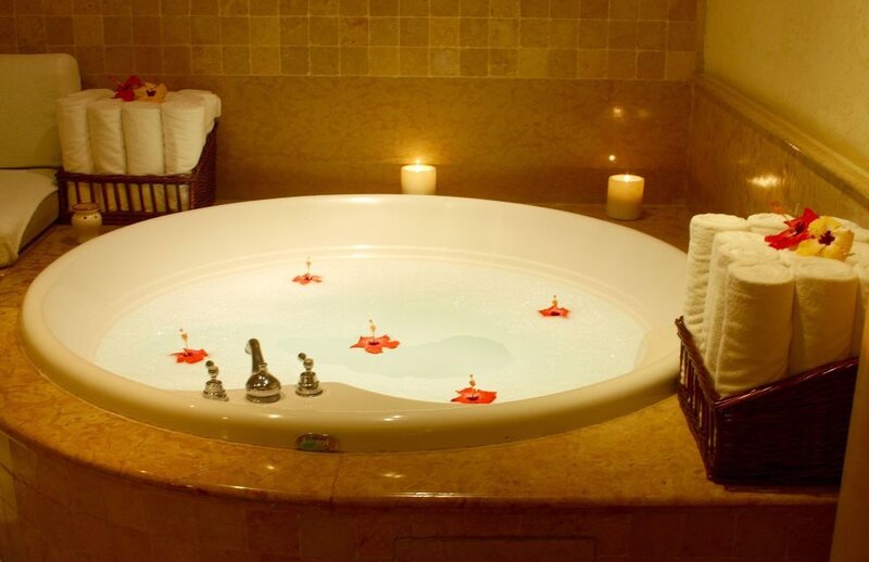 Round Bathtub with Flowers
